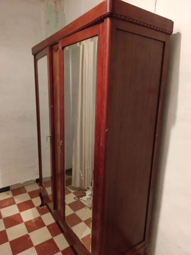 Armario antiguo de madera con espejos