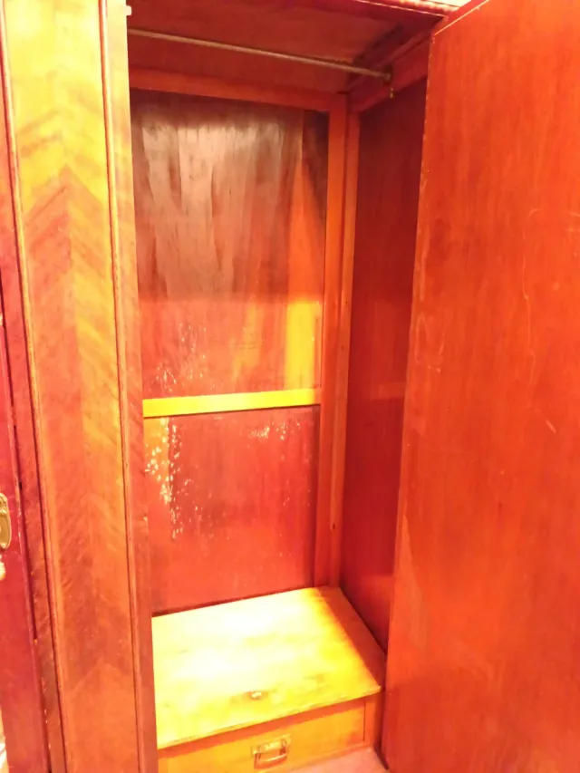 Armario antiguo de madera con espejos