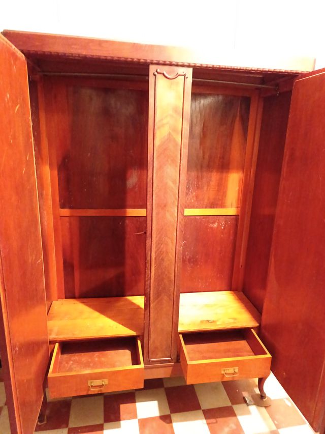 Armario antiguo de madera con espejos