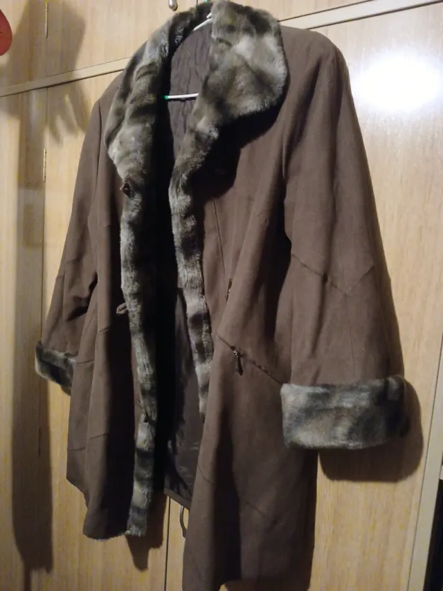Abrigo marrón con cuello y puños de pelo