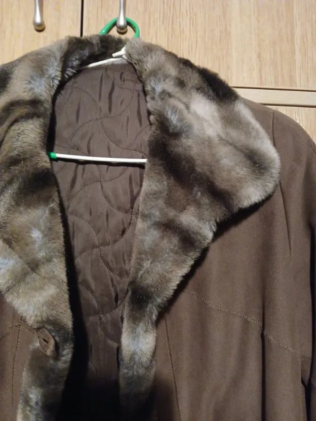 Abrigo marrón con cuello y puños de pelo