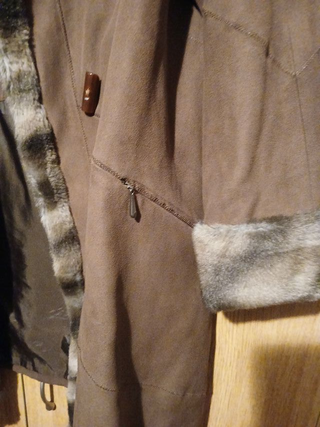 Abrigo marrón con cuello y puños de pelo