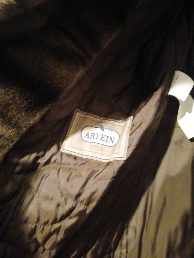 Abrigo marrón con cuello y puños de pelo