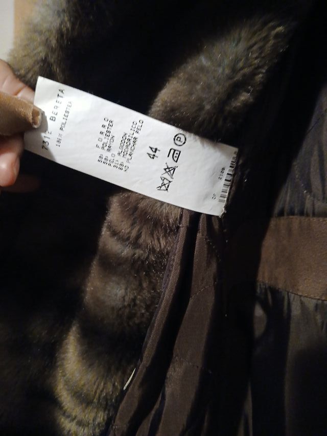 Abrigo marrón con cuello y puños de pelo