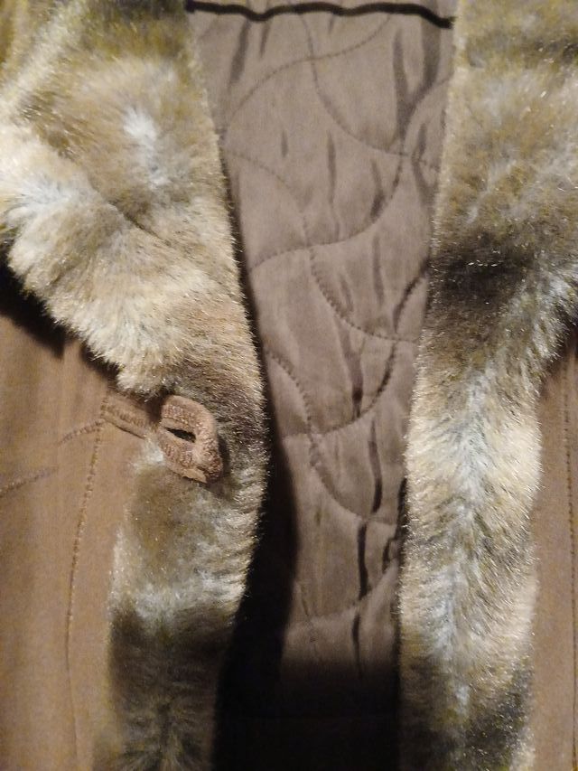 Abrigo marrón con cuello y puños de pelo