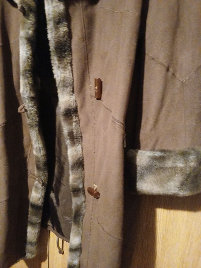 Abrigo marrón con cuello y puños de pelo