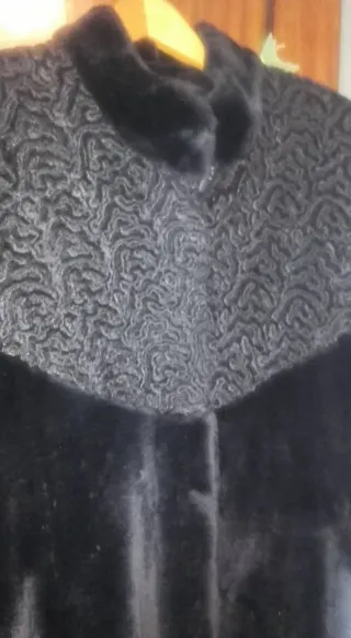 Abrigo largo mutón  y astracán piel sintética negr