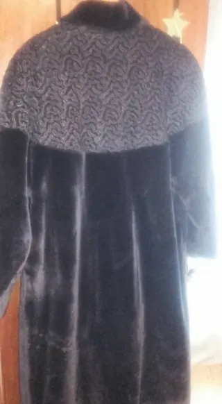 Abrigo largo mutón  y astracán piel sintética negr