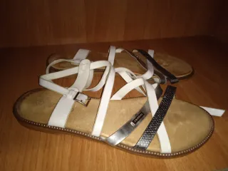 Sandalias plateadas y blancas