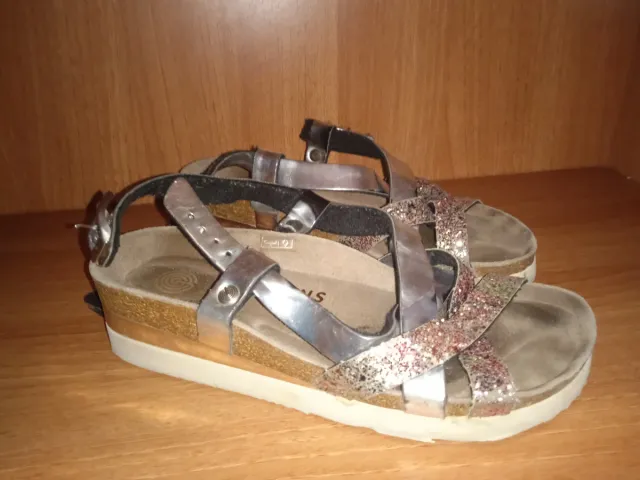 Sandalias plateadas y blancas