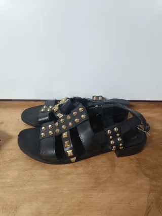 Sandalias Stradivarius negras con tachuelas dorada