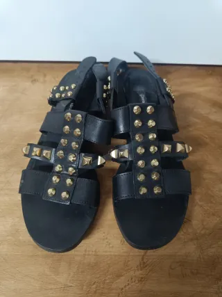 Sandalias Stradivarius negras con tachuelas dorada