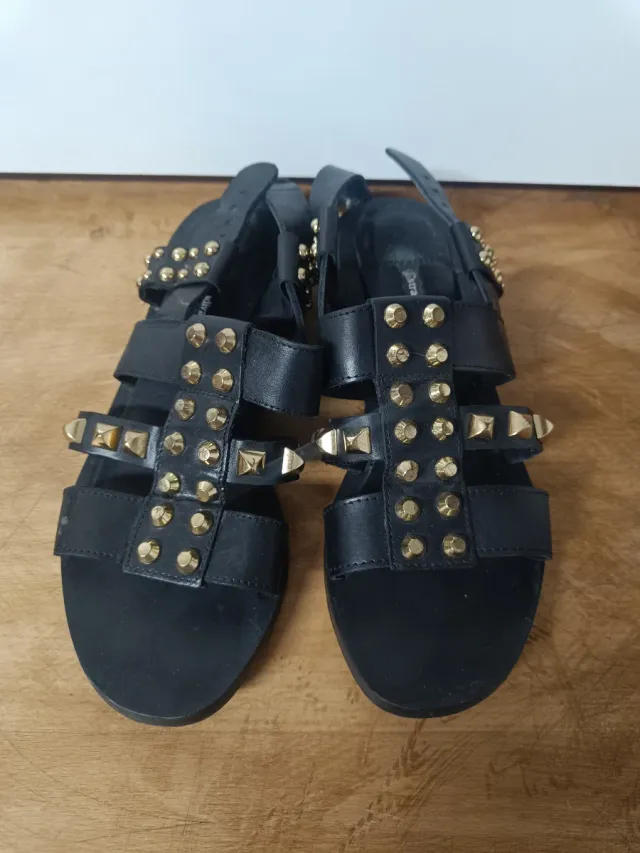 Sandalias Stradivarius negras con tachuelas dorada