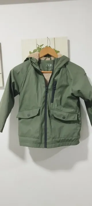 Parka Zara verde con capucha