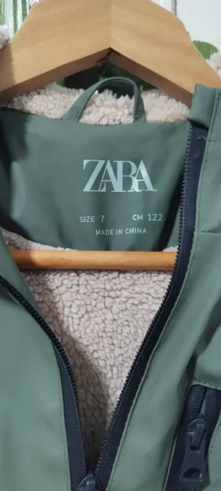 Parka Zara verde con capucha