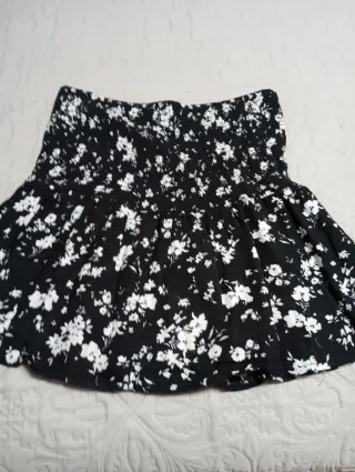 Falda pantalon floral negra y blanca