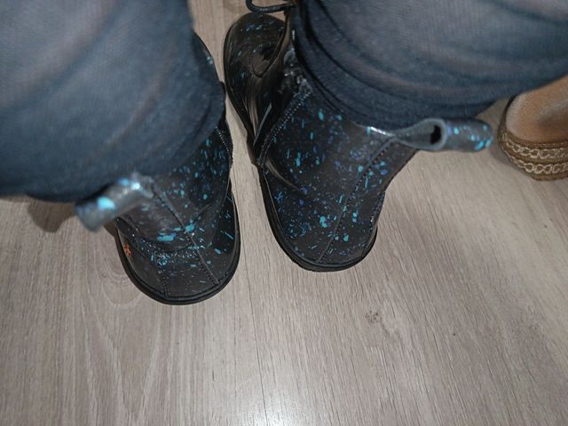 Botas negras con salpicaduras azules