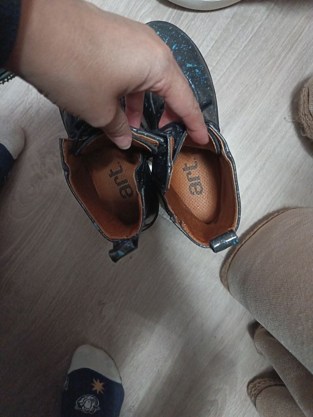 Botas negras con salpicaduras azules