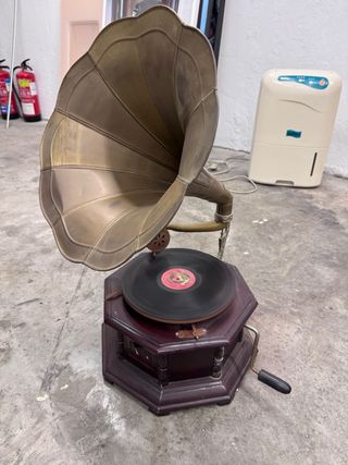 Gramola antigua de bocina