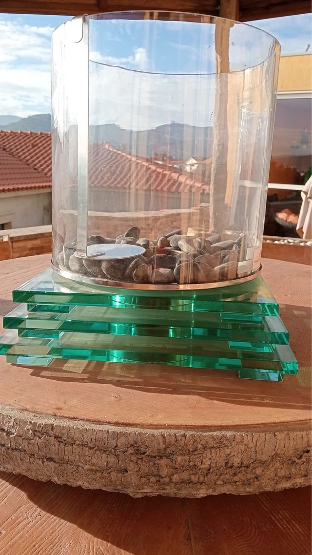 Peça decorativa em vidro com chama a beat