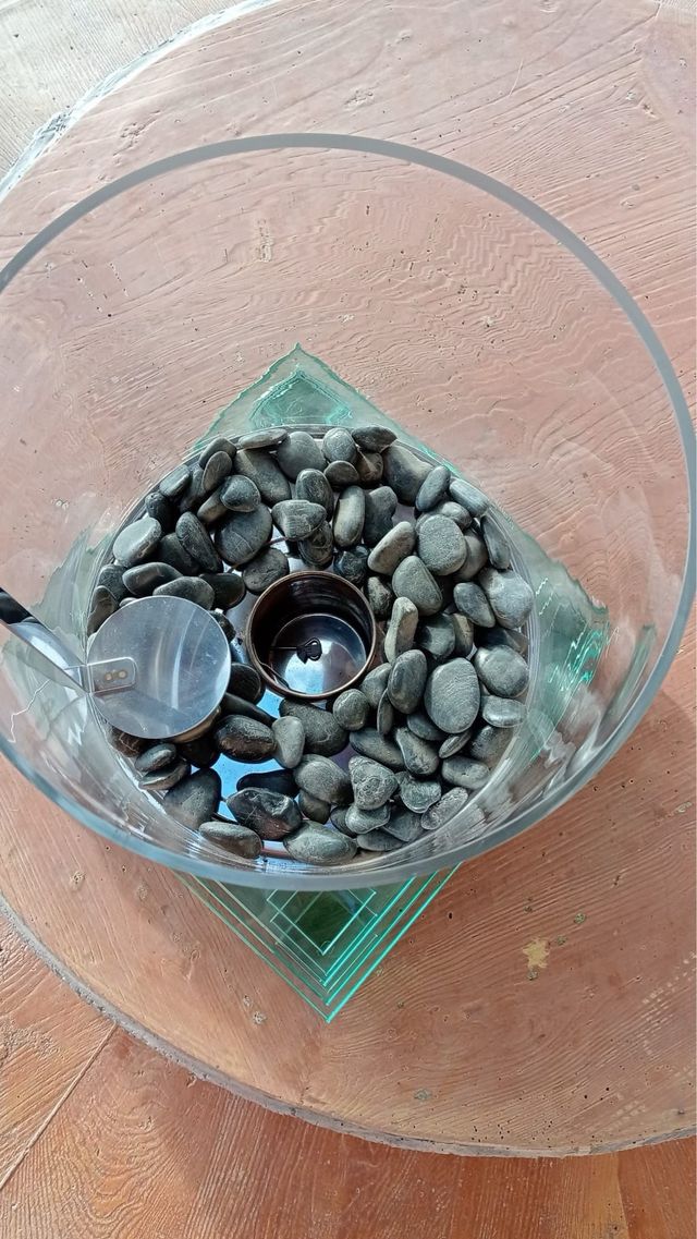 Peça decorativa em vidro com chama a beat