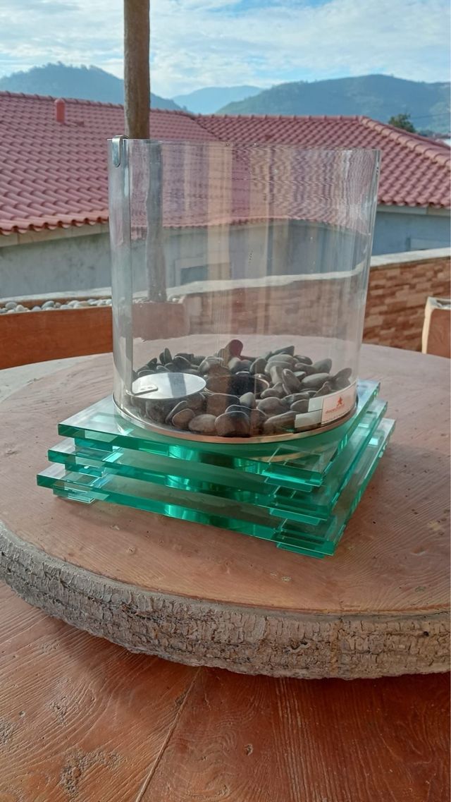 Peça decorativa em vidro com chama a beat