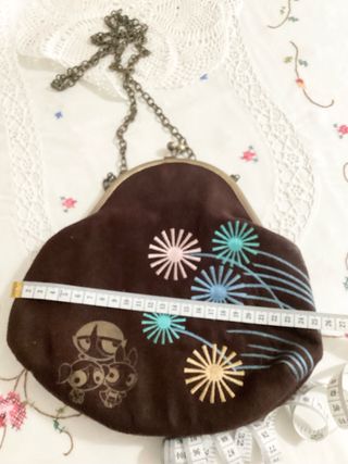 Bolso marrón con cadena y bordado