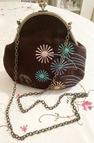 Bolso marrón con cadena y bordado