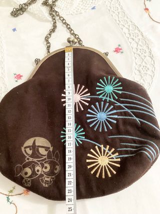 Bolso marrón con cadena y bordado