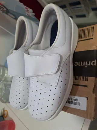 Zuecos blancos cerrados de piel con plantilla