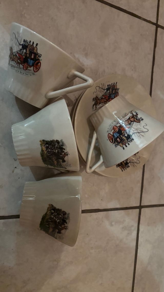 Servizio 4 tazze con piattini