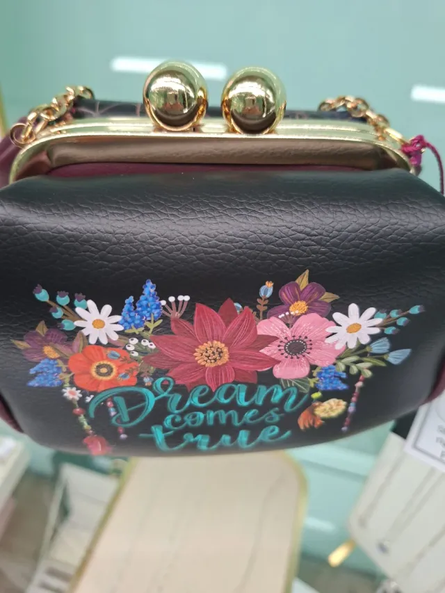 Bolso negro con flores y cadena dorada