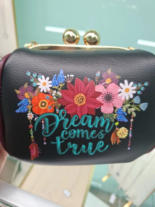 Bolso negro con flores y cadena dorada