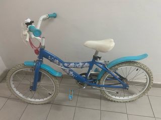 Bicicleta infantil azul y blanca