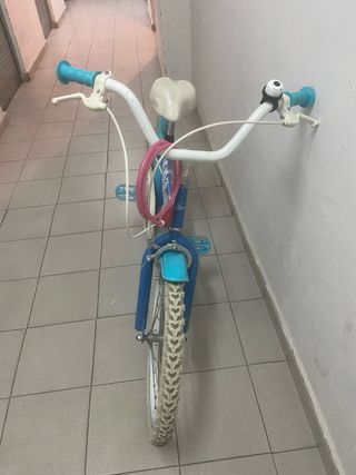 Bicicleta infantil azul y blanca