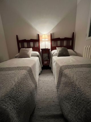 Habitación de teka: 2 camas y mesita