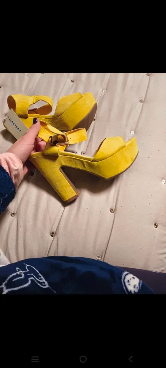 Tacones Mary Paz Amarillos