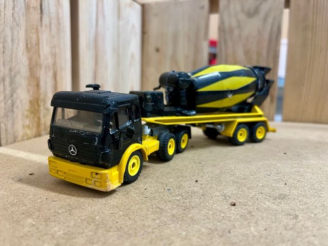 Sento offerte Camion betoniera giocattolo Mercedes