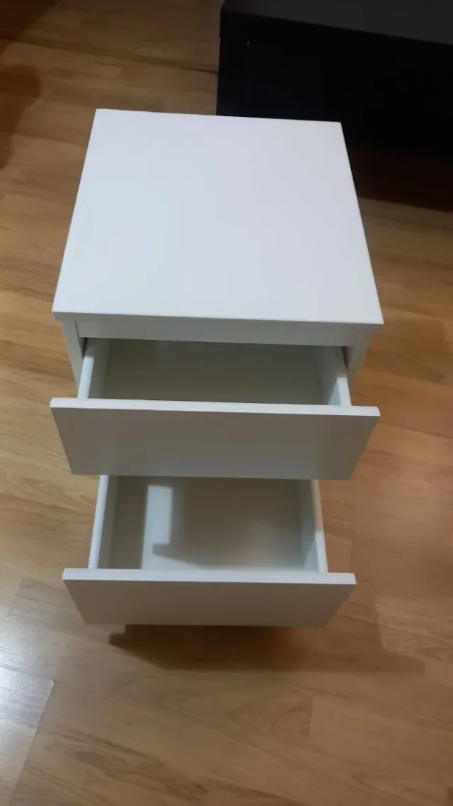 Mesita de noche blanca