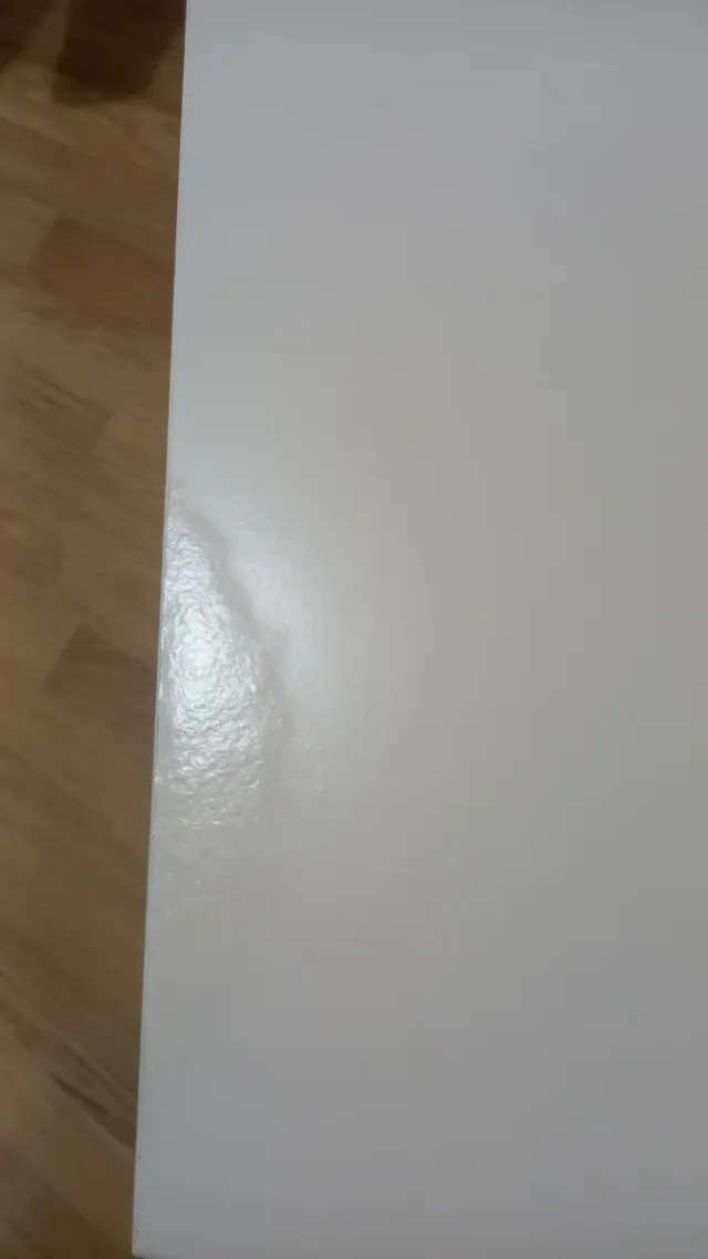 Mesita de noche blanca