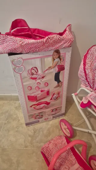 Carrito de bebé y accesorios de juguete