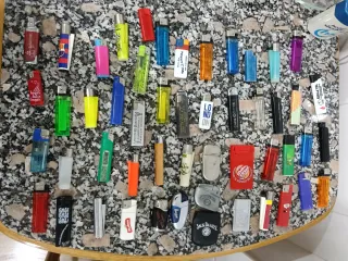 Colección de mecheros variados.