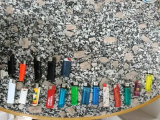 Colección de mecheros variados.