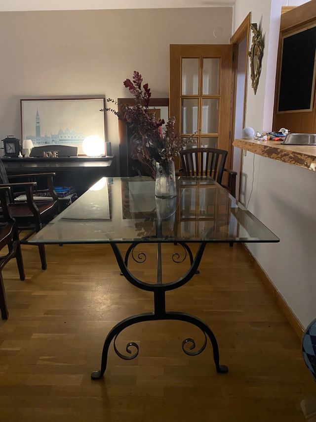 Mesa cristal y sillas madera