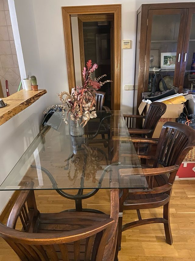 Mesa cristal y sillas madera