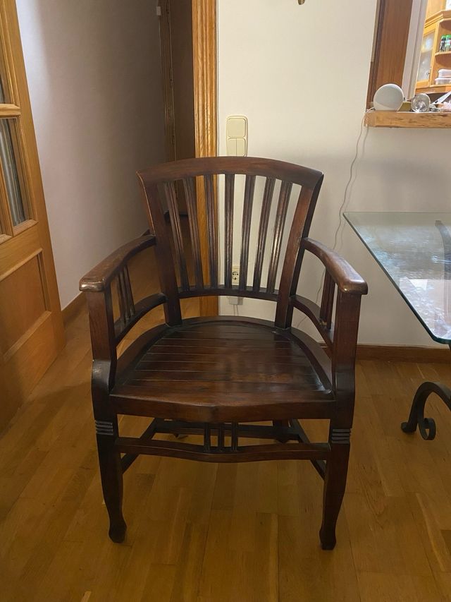 Mesa cristal y sillas madera