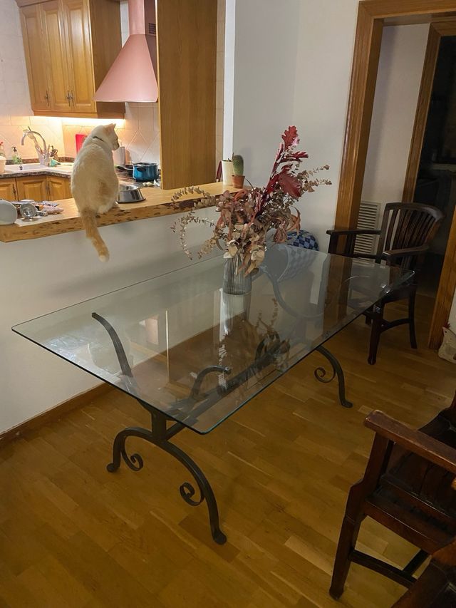Mesa cristal y sillas madera