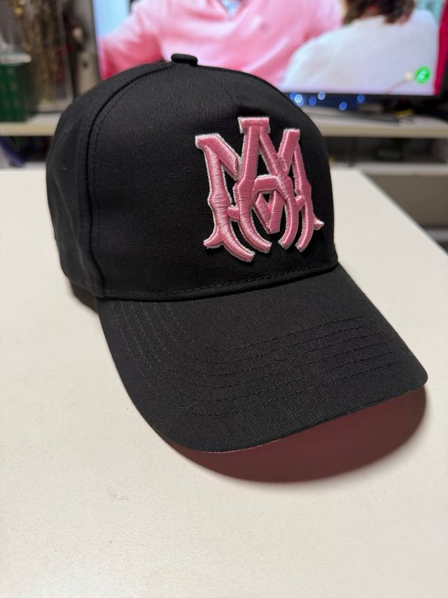 Gorra Amiri Negra con logo rosa