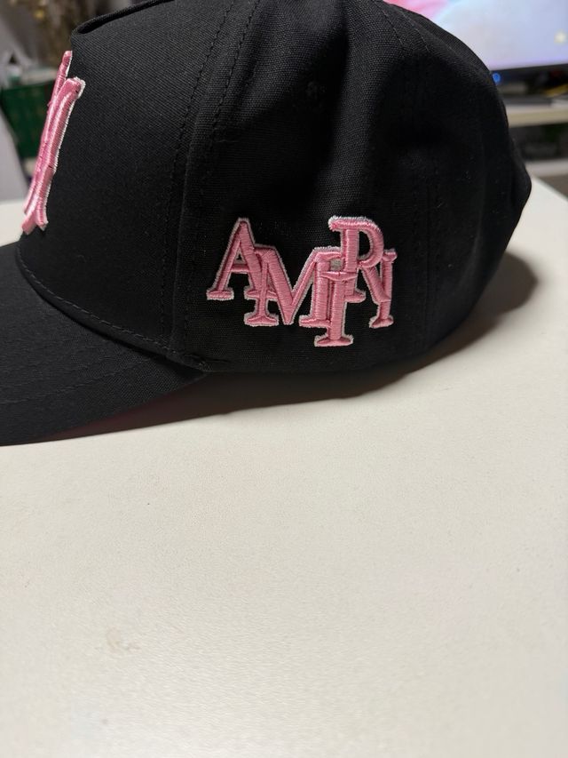 Gorra Amiri Negra con logo rosa