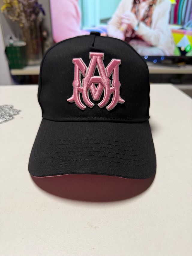 Gorra Amiri Negra con logo rosa